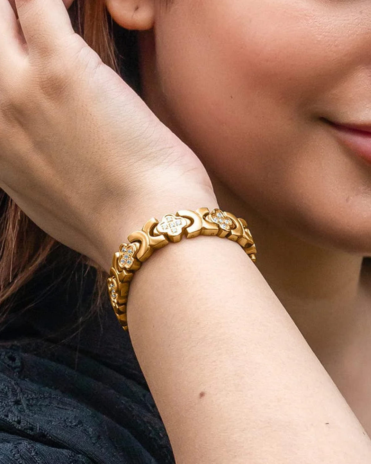 Women’s Crystal Wellness Set – Magnetic Clover Bracelet + Earrings (Gold)